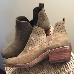 Vince Camuto suede bootie NWT Sz. 5.5